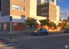 Retail for rent at Paseo de la Tolerancia, 2, Torrejón de Ardoz, Madrid, 28850 with car, window, building, wheel, tire, vehicle, road surface, plant, asphalt and automotive lighting around