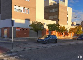 Local en alquiler en Paseo de la Tolerancia, 2, Torrejón de Ardoz, Madrid, 28850 con coche, ventana, edificio, rueda, neumático, vehículo, superficie de la carretera, planta, asfalto y iluminación automotriz alrededor