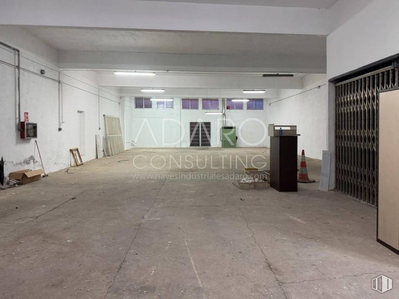 Industrial for rent at Calle Gamonal, Villa de Vallecas, Madrid, 28031 with flooring, floor, ceiling, hall, concrete, building material, fluorescent lamp, daylighting, steel and plaster around