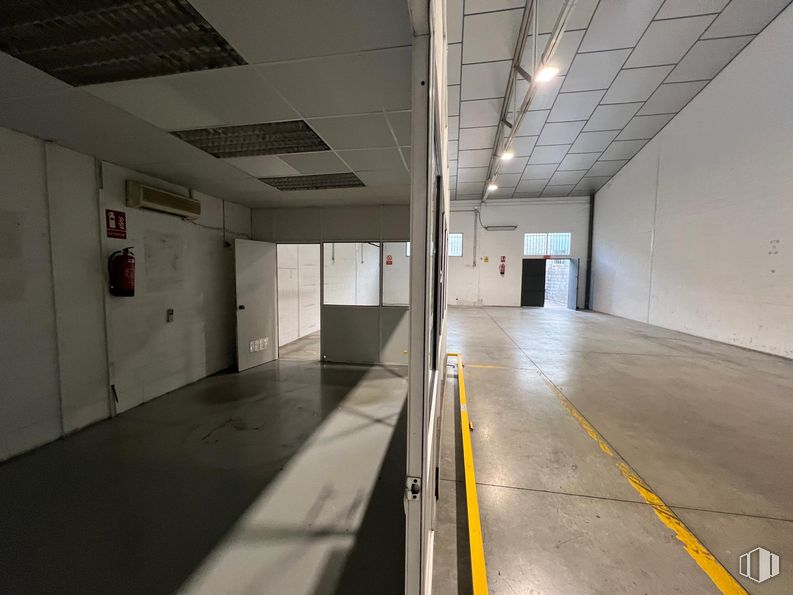 Industrial for rent at Calle Cabo de Finisterre, Arganda del Rey, Madrid, 28500 with door, flooring, floor, ceiling, composite material, concrete, hall, tile flooring, fluorescent lamp and building material around