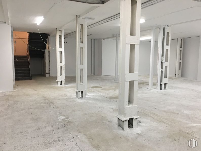 Local en alquiler y venta en Calle Julián Romea, 3, Chamberí, Madrid, 28003 con accesorio, madera, pasillo, suelo, piso, material compuesto, techo, hormigón, vidrio y material de construcción alrededor