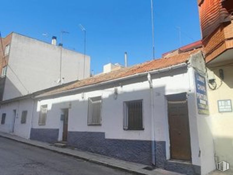 Suelo en venta en Calle Valladolid, 19, Alcobendas, Madrid, 28100 con ventana, puerta, cielo, propiedad, accesorio, línea, pared, madera, fachada y electricidad alrededor