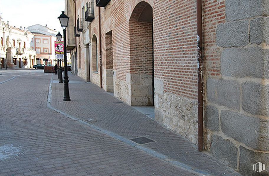 Retail for sale at Plaza del Salvador, 9, Arévalo, Ávila, 05200 with building, road surface, window, flooring, brick, sidewalk, brickwork, asphalt, sky and city around