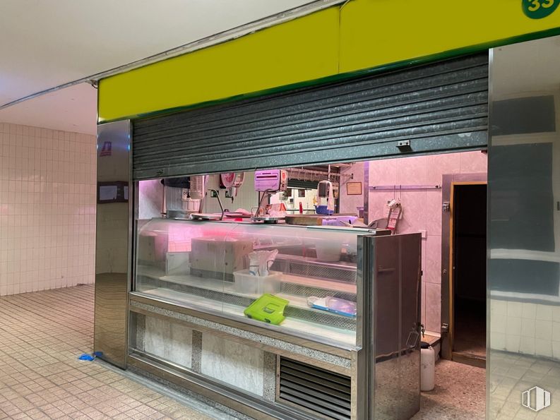 Retail for rent at Calle Cristo Salud, 6, Valdemoro, Madrid, 29342 with interior design, display case, glass, transparency, fast food restaurant, retail, cleanliness, aluminium and food around