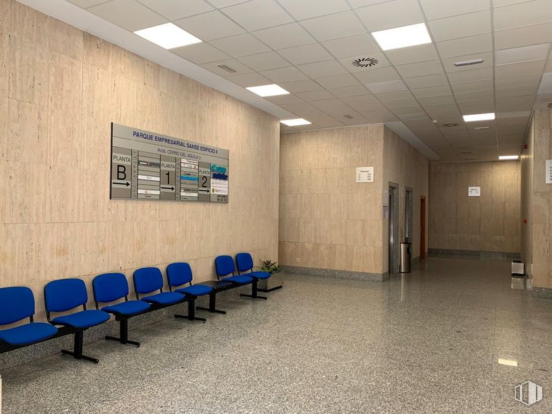 Oficina en alquiler en Zona San Sebastián de los Reyes, San Sebastián de los Reyes, Madrid, 28700 con silla, edificio, interiorismo, suelo, pared, suelos, hall, techo, evento y puerta alrededor