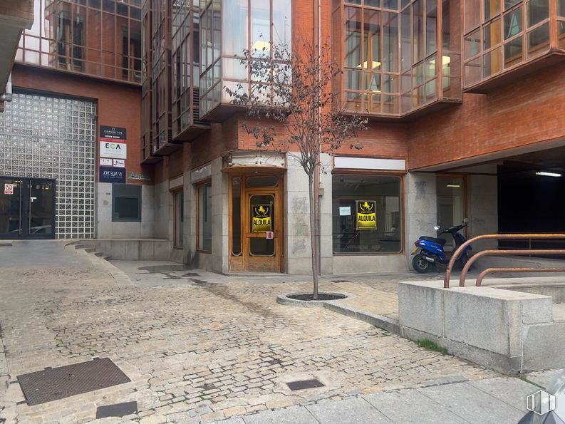 Retail for rent at Calle Duque de Alba, Ávila, 05001 with motorcycle, window, building, property, road surface, asphalt, urban design, sidewalk, condominium and public space around