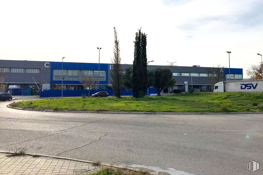 Nave en alquiler en La Garena Park, Plaza René Descartes, 2, Alcalá de Henares, Madrid, 28806 con cielo, planta, nube, superficie de la carretera, lote de terreno, asfalto, árbol, edificio, hierba y vehículo de motor alrededor