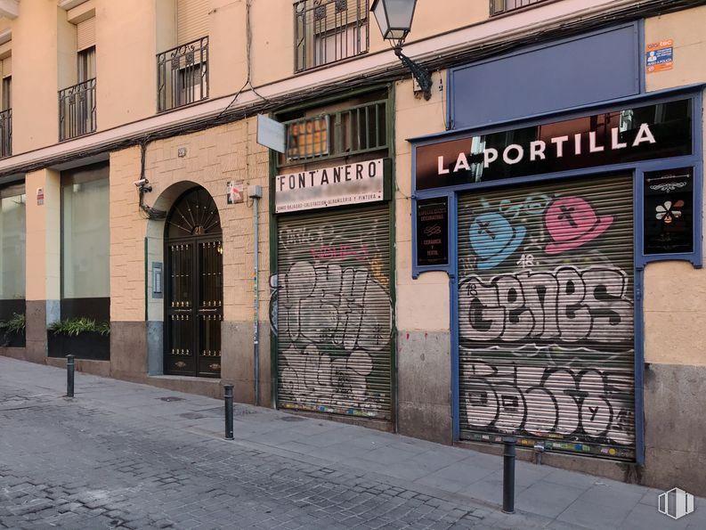 Local en venta en Calle Jesús y María, 21, Centro, Madrid, 28012 con edificio, puerta, ventana, ladrillo, barrio, acera, ciudad, fachada, albañilería y fuente alrededor