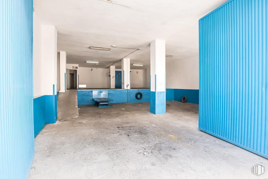 Office for sale at Calle Lenguas, 16, Villaverde, Madrid, 28021 with door, blue, fixture, interior design, flooring, floor, hall, gas, ceiling, electric blue and concrete around