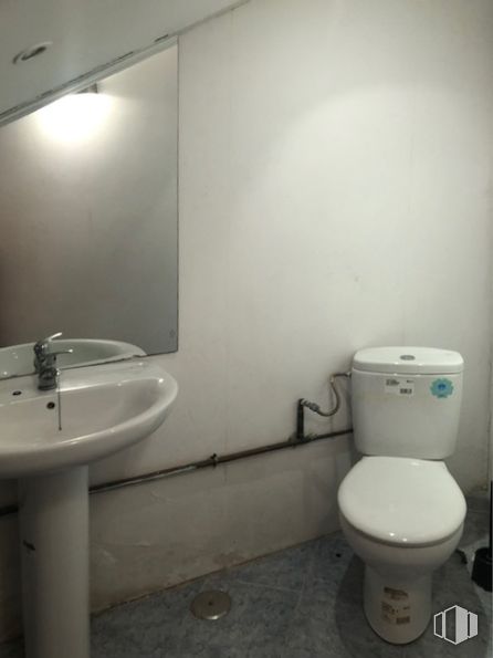 Nave en alquiler en Calle Talleres, 31, Alpedrete, Madrid, 28430 con inodoro, fregadero, bidé, accesorios de fontanería, blanco, espejo, cuarto de baño, morado, lavabo y suelo alrededor