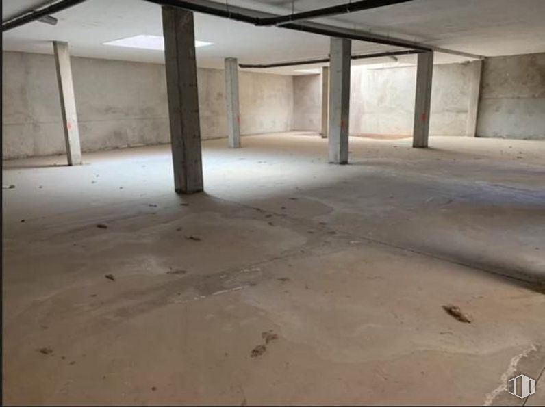 Retail for sale at Calle Pez, Azuqueca de Henares, Guadalajara, 19200 with fixture, flooring, wood, floor, composite material, building material, concrete, event, tints and shades and ceiling around