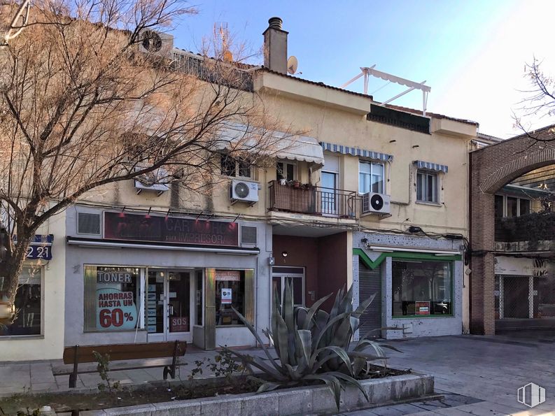 Local en venta en Calle Real, 3, Villanueva de la Cañada, Madrid, 28691 con mesa de trabajo, edificio, cielo, propiedad, ventana, planta, puerta, árbol, zona residencial y barrio alrededor