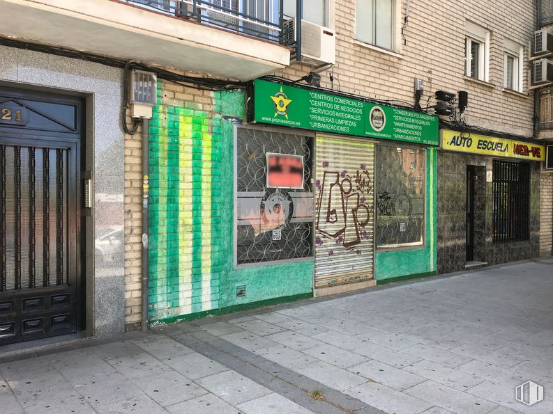 Local en venta en Calle Cáceres, 17, Alcorcón, Madrid, 28922 con puerta, ventana, edificio, superficie de la carretera, accesorio, ladrillo, albañilería, pared, madera y acera alrededor