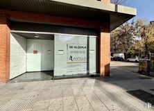 Retail for sale & for rent at Paseo Marcelino Camacho, Carabanchel, Madrid, 28025 with building, road surface, shade, asphalt, tree, wood, sky, sidewalk, door and gas around