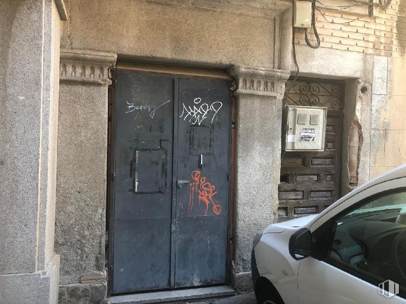 Retail for sale at Plaza San Nicolás, 2, Toledo, 45001 with door, car, wall, home door, concrete, building material and door handle around