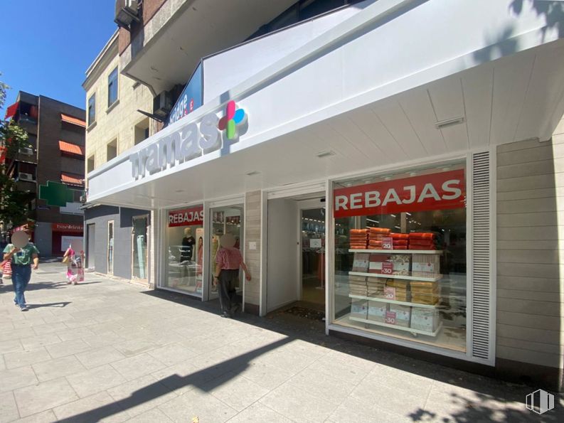 Local en venta en Calle Alcalá, Ciudad Lineal, Madrid, 28027 con persona, edificio, venta al por menor, fachada, edificio comercial, árbol, ciudad, servicio, cielo y uso mixto alrededor