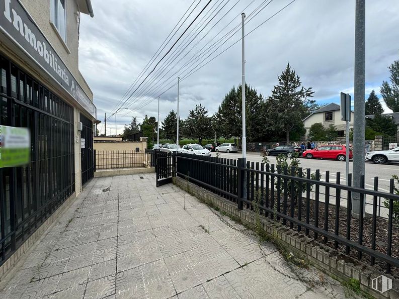 Retail for sale at Avenida Madrid, Buitrago del Lozoya, Madrid, 28730 with cloud, sky, plant, car, building, road surface, vehicle, tree, fence and asphalt around