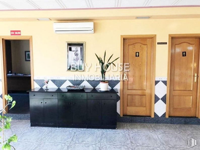 Retail for sale at Avenida Castilla-La Mancha, Illescas, Toledo, 45200 with cabinetry, plant, building, flowerpot, door, window, fixture, house, interior design and houseplant around