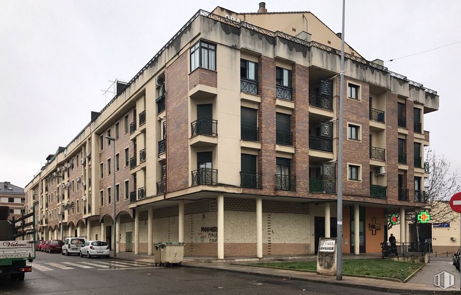 Local en alquiler y venta en Calle Ciudad Puerto de la Cruz, 1, Talavera de la Reina, Toledo, 45600 con edificio, ventana, rueda, cielo, coche, diseño urbano, zona residencial, condominio, barrio y fachada alrededor