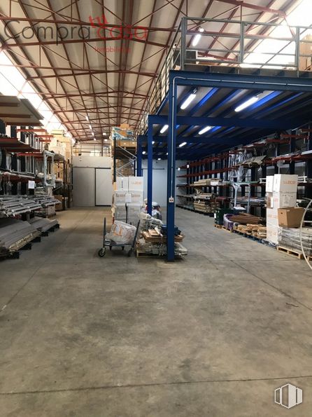 Industrial for sale at Polígono Industrial Hontoria, Segovia, 40195 with packaged goods, building, floor, wood, beam, hall, shelf, industry, factory and engineering around