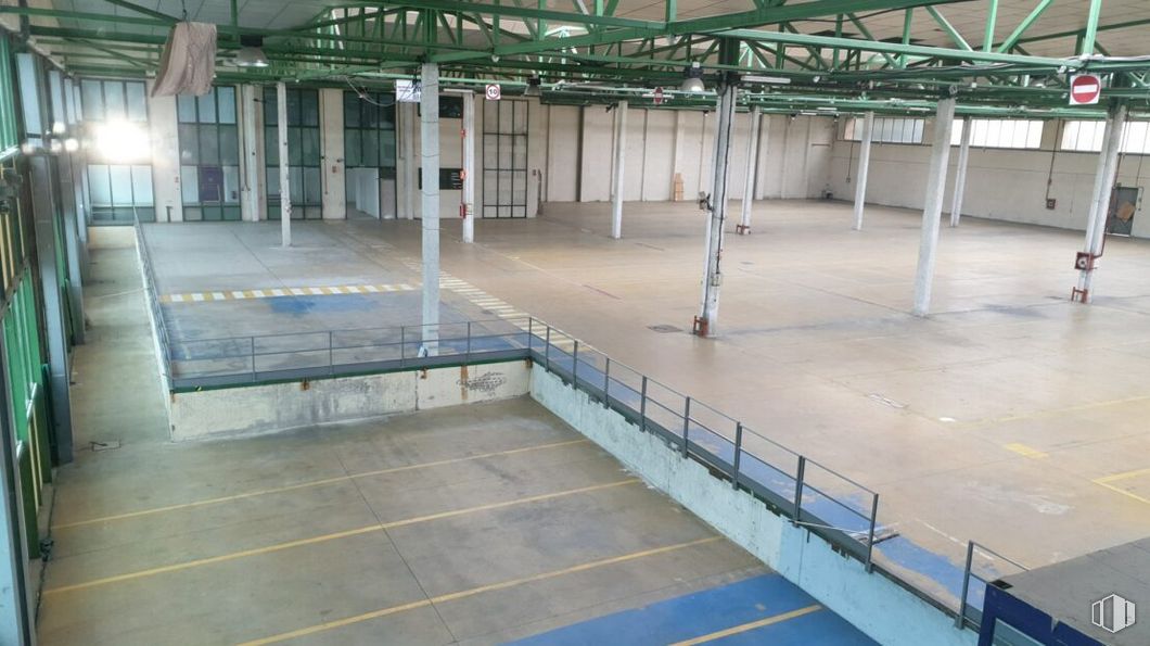 Nave en venta en Zona Industrial Getafe, Getafe, Madrid, 28906 con pabellón, suelo, hall, suelos, madera, sombra, material compuesto, material de construcción, recinto deportivo y accesorio alrededor