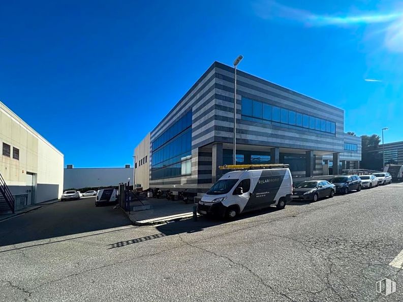 Office for sale at Calle Francisco Alonso, Alcalá de Henares, Madrid, 28806 with car, van, building, sky, wheel, tire, cloud, architecture, vehicle and asphalt around