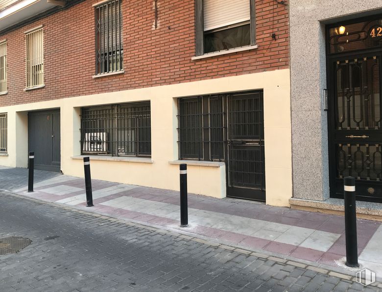 Retail for sale at Calle de Fernando Barrachina, 42, Getafe, Madrid, 28904 with window, door, building, property, fixture, road surface, brick, residential area, sidewalk and facade around