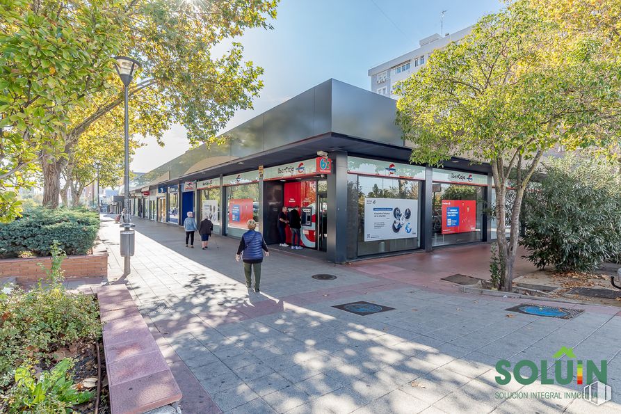 Local en alquiler y venta en Centro Comercial Fuenlabrada II, Fuenlabrada, Madrid, 28942 con persona, edificio, planta, cielo, árbol, diseño urbano, espacio público, barrio, zona residencial y fachada alrededor