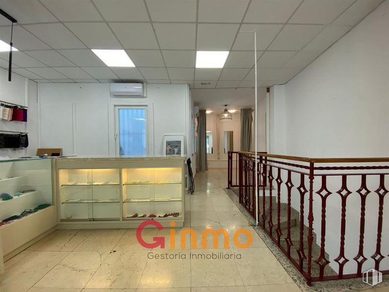 Retail for sale at Calle Diego de León, Salamanca, Madrid, 28006 with cabinetry, fixture, lighting, flooring, floor, hall, couch, wood, ceiling and space around