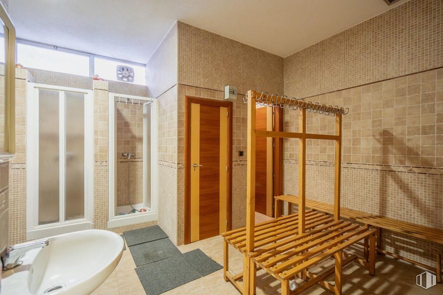 Local en venta en Centro, Móstoles, Madrid, 28938 con puerta, suelos, suelo, madera, interiorismo, azulejo, techo, suelo de baldosas, habitación y fontanería alrededor