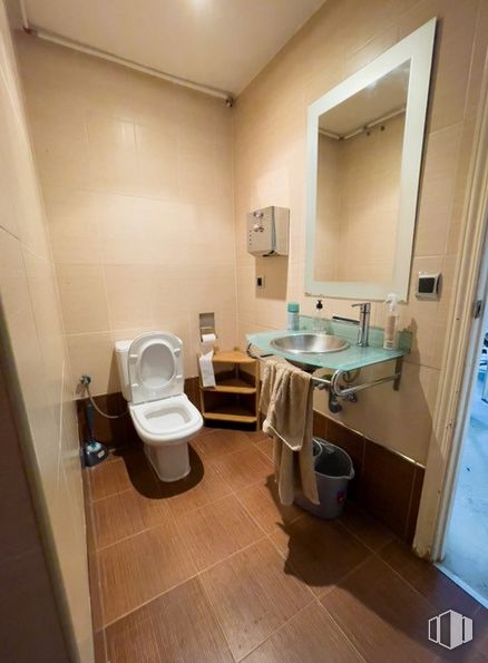 Industrial for sale & for rent at Calle York, Las Rozas de Madrid, Madrid, 28230 with toilet, sink, bidet, mirror, plumbing fixture, tap, bathroom sink, bathroom, interior design and architecture around