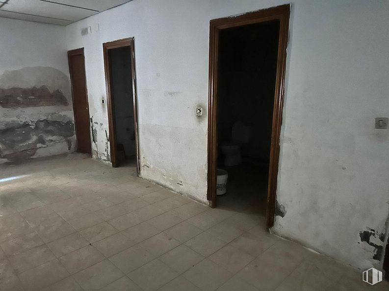 Industrial for sale at Avenida Dos de Mayo, Mocejón, Toledo, 45270 with door, fixture, floor, flooring, building, wood, house, concrete, composite material and ceiling around