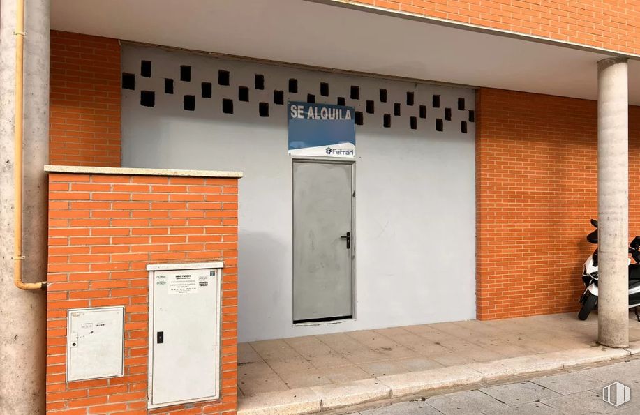 Local en alquiler en Avenida República Argentina, Arganda del Rey, Madrid, 28500 con puerta, pared, ladrillo, albañilería, material compuesto, material de construcción, firmar, pintura y puerta de casa alrededor