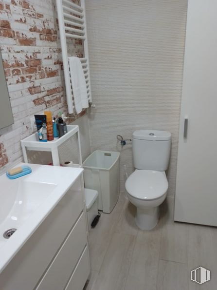 Local en venta en Calle Villalón, 5, Fuenlabrada, Madrid, 28941 con inodoro, mueble de baño, accesorio de fontanería, lavabo de baño, propiedad, grifo, asiento de inodoro, fregadero, baño y morado alrededor