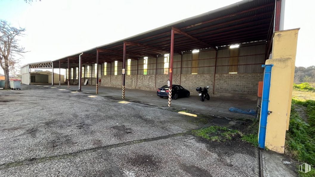 Industrial for rent at Calle Diciembre, San Blas - Canillejas, Madrid, 28022 with building, sky, road surface, asphalt, shade, vehicle, facade, city, road and grass around