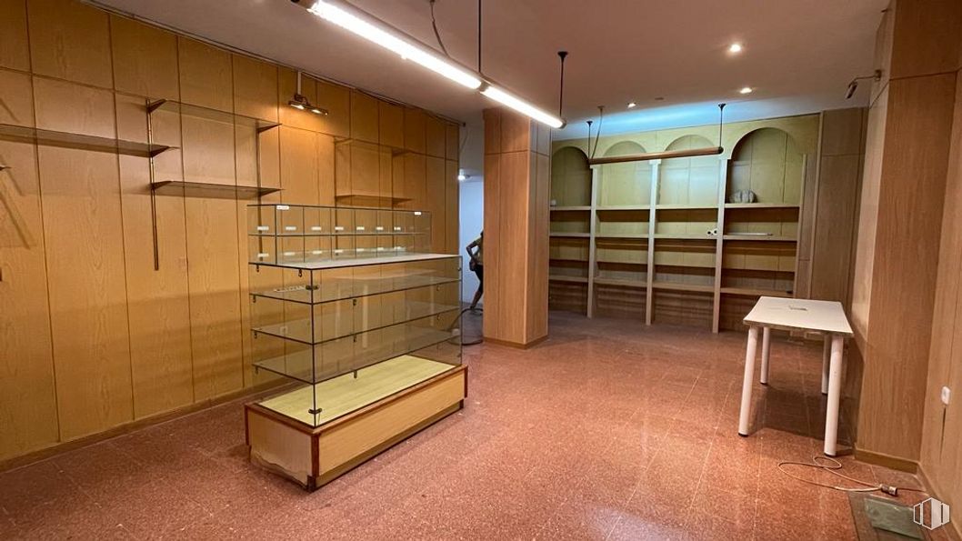 Local en alquiler y venta en Calle Pintor Ribera, 7, Móstoles, Madrid, 28933 con taburete, alumbrado, arquitectura, diseño de interiores, pavimento, piso, madera, techo, madera y estantería alrededor