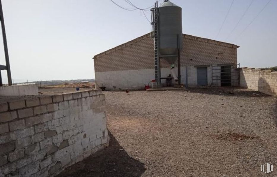 Industrial for sale at Zona industrial, Mondéjar, Guadalajara, 19110 with house, composite material, brickwork, building material and soil around