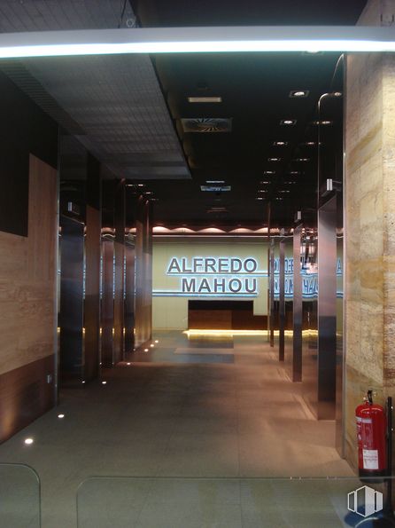 Oficina en alquiler en Edificio Alfredo Mahou, Plaza Manuel Gómez Moreno, 2, Tetuán, Madrid, 28020 con diseño de interiores, piso, tipografía, fachada, techo, vidrio, accesorio, espacio, señalización y edificio alrededor