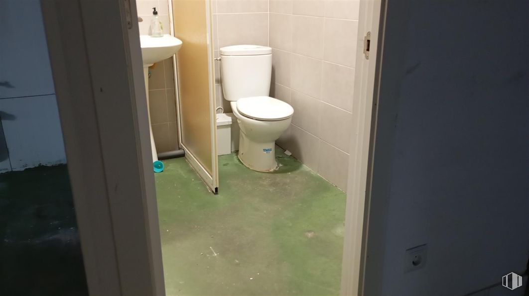 Retail for rent at Calle Gardenias, Alcorcón, Madrid, 28925 with toilet, sink, toilet seat, bathroom, floor, flooring, plumbing fixture, plumbing, room and tile around