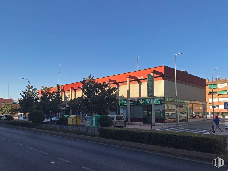 Retail for rent at Avenida Fronteras, 15, Torrejón de Ardoz, Madrid, 28850 with building, sky, street light, plant, dusk, tree, asphalt, road surface, residential area and window around