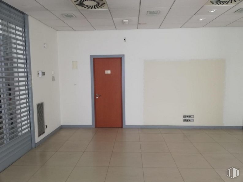 Retail for sale & for rent at Calle Gijón, Fuenlabrada, Madrid, 28942 with door, window blind, interior design, wood, hall, flooring, building, fixture, ceiling and hardwood around