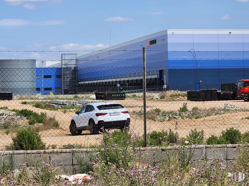 Land for sale at Avenida Cristóbal Colón, 232, Guadalajara, 19004 with car, building, sky, plant, vehicle, tire, wheel, cloud, automotive tire and motor vehicle around