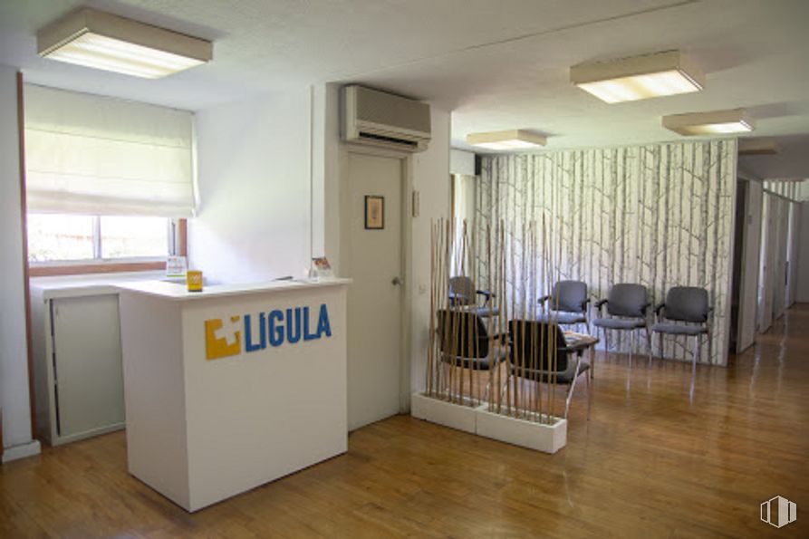 Oficina en alquiler en Calle Lígula, 6, Chamartín, Madrid, 28036 con silla, alumbrado, lámpara, propiedad, ventana, madera, accesorio, pasillo, suelo y piso alrededor