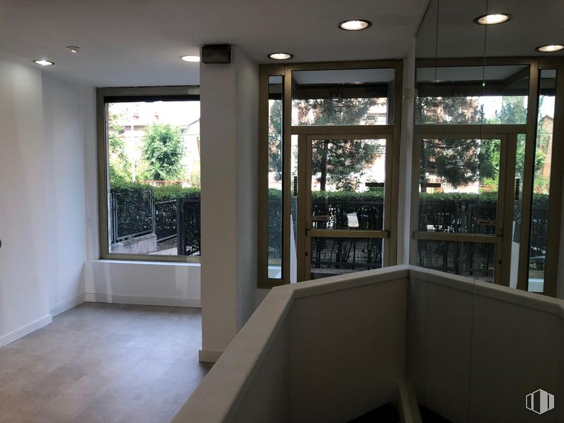 Retail for sale at Calle Elfo, 76, Ciudad Lineal, Madrid, 28027 with fixture, interior design, shade, building, floor, wood, flooring, real estate, glass and hardwood around