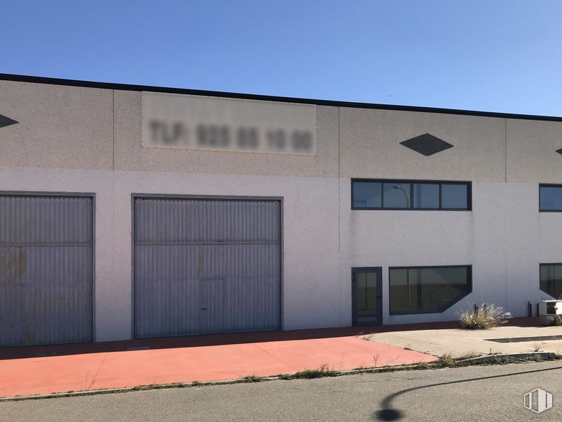 Industrial for sale at Calle Sector 4, 79, Barcience, Toledo, 45525 with window, building, door, sky, fixture, asphalt, rectangle, shade, road surface and facade around