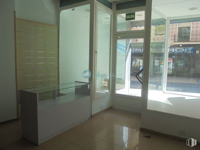 Retail for rent at Zona Santa Eulalia, Segovia, 40005 with building, fixture, architecture, interior design, door, flooring, floor, window, glass and ceiling around