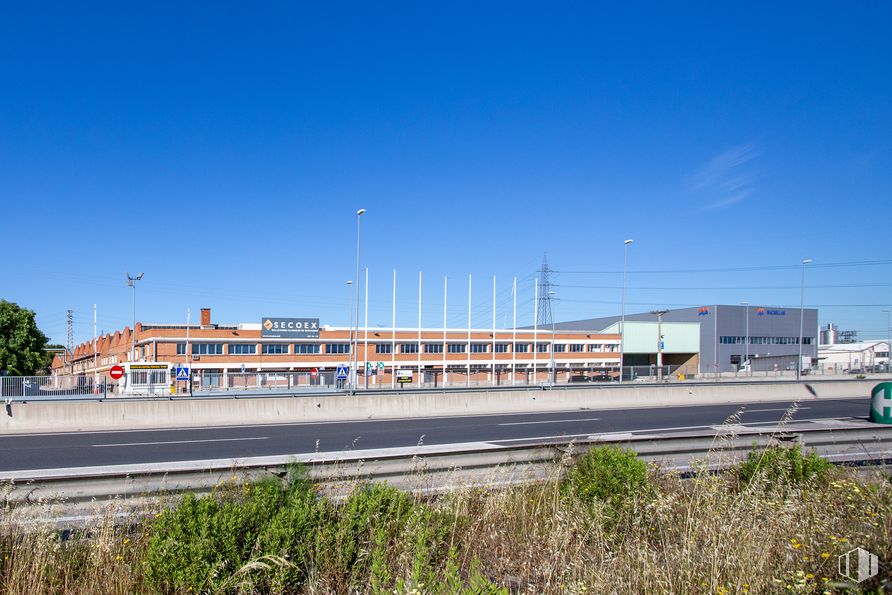 Nave en alquiler en Carretera Fuenlabrada, 2068, Pinto, Madrid, 28320 con edificio, cielo, planta, luz de la calle, vehículo, asfalto, árbol, superficie de carretera, diseño urbano y camión alrededor