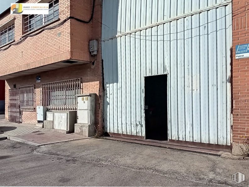 Nave en venta en Polígono Los Gallegos, Fuenlabrada, Madrid, 28946 con puerta, ventana, edificio, madera, superficie de carretera, asfalto, accesorio, material compuesto, albañilería y ladrillo alrededor