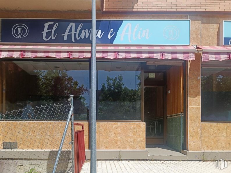 Retail for sale at Avenida Velázquez, 4, Rivas-Vaciamadrid, Madrid, 28521 with door, property, fixture, architecture, window, building, awning, shade, facade and real estate around