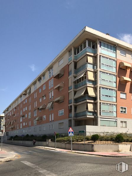 Retail for rent at Calle Lago Blanco, 2, Parla, Madrid, 28980 with building, sky, window, plant, house, urban design, cloud, street light, neighbourhood and tower block around